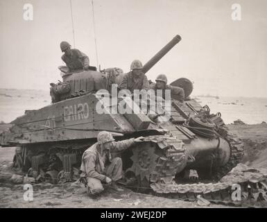 Sherman Tank und Crew auf Iwo Jima. Der Panzer wurde durch eine japanische Landmine und Artillerie beschädigt, aber die Besatzung überlebte 1945 Stockfoto