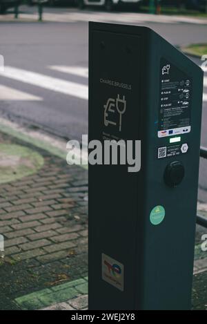 Elektrische Tankstelle auf den Straßen von Brüssel. Infrastruktur zum Laden von Elektrofahrzeugen in Belgien. Tanken Sie Ihr Auto in den Wintermonaten Stockfoto