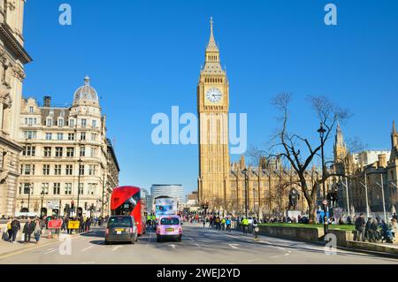 Blick von der Great George Street in Richtung Elizabeth Tower, allgemein bekannt als Big Ben, mit Houses of Parliament, City of Westminster, Zentrum von London, Großbritannien Stockfoto