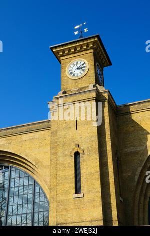 Uhrenturm und Wetterfahne am Bahnhof King's Cross oder London King's Cross. England, Großbritannien. Architekt: Lewis Cubitt. Außen auf der Uhr Stockfoto