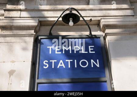 Schild vor der Temple Station in der Londoner U-Bahn. U-Bahn-Station Temple an Circle und District Line Stockfoto