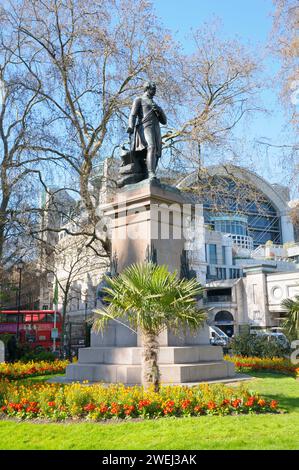 Grades II. Gelistete Bronzestatue des Generalleutnants Sir James Outram, von Matthew Noble, Whitehall Gardens, Victoria Embankment, London, England, Großbritannien Stockfoto