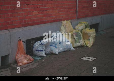 Müllsäcke an der Bordsteinkante in Belgien. Brüsseler Müll. Müll wird in den auf dem Foto gezeigten Beuteln gesammelt. Die Sortierung erfolgt in verschiedenen Paketen Stockfoto