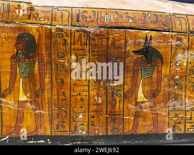 Ägyptische Hieroglyphen auf der Seite eines Sarkophags im Ägyptischen Museum, Nil, Kairo, Ägypten. Stockfoto