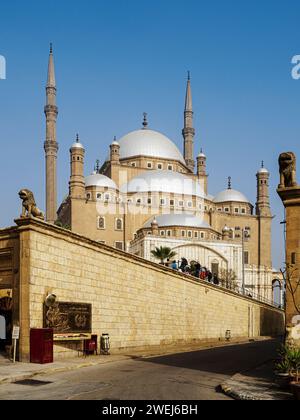 Die 1848 fertiggestellte Muhammad-Ali-Moschee aus der osmanischen Ära überblickt Kairo von der Zitadelle in Ägypten. Stockfoto