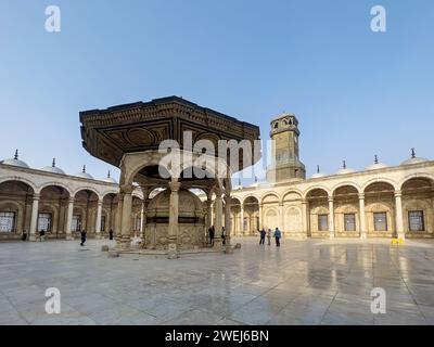 Die 1848 fertiggestellte Muhammad-Ali-Moschee aus der osmanischen Ära überblickt Kairo von der Zitadelle in Ägypten. Stockfoto