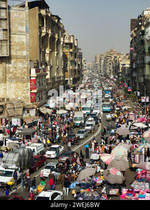 Der Khan el Khalili Basar, ein Labyrinth von Straßen mit buchstäblich Tausenden von Verkäufern, die ihre Waren verkaufen, Kairo, Ägypten. Stockfoto