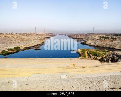 Ein Blick von oben auf den Assuan High Dam mit Blick nach Süden entlang des Nils, Ägypten. Stockfoto