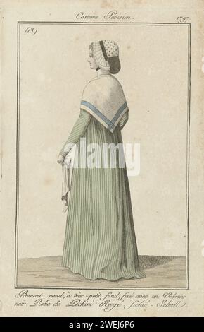 Journal of the Ladies and Fashion, Pariser Kostüm, 3. Dezember 1797, (13): Runde Mütze, auf sehr kleinem Hintergrund (...) 1797 stehende Frau, auf dem Rücken gesehen, mit einem runden Hut auf dem Kopf mit einer sehr kleinen Kugel, befestigt mit einem schwarzen Samtband. Sie trägt ein Kleid aus gestreiftem "Peckini". Ein Fichu oder Schal um die Schultern: 'Fichu - Schall'. Ein Taschentuch in der linken Hand. Der Druck ist Teil des Modemagazins Journal des Dames et des Modes, herausgegeben von Sellèque, Paris, 1797–1839. Kleid mit Papiergravur, Kleid (+ Damenkleidung). Kopfbedeckung: Kappe (+ Damenbekleidung). Modische Platte Stockfoto