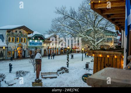 Die Hauptstraße, die im Winter mit Weihnachtslichtern dekoriert ist, befindet sich im Zentrum von Leavenworth im Chelan County, Eastern Washington State, USA. Stockfoto