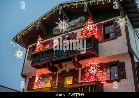 Ein im Winter mit Weihnachtslichtern dekoriertes Haus im Zentrum von Leavenworth im Chelan County, Eastern Washington State, USA. Stockfoto