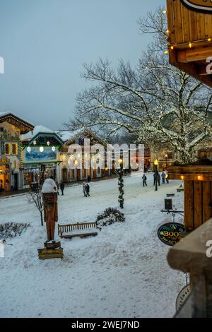 Die Hauptstraße, die im Winter mit Weihnachtslichtern dekoriert ist, befindet sich im Zentrum von Leavenworth im Chelan County, Eastern Washington State, USA. Stockfoto
