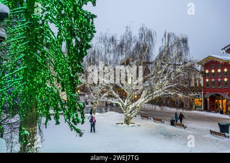 Im Winter genießen Besucher die Schlittenhügel im Stadtzentrum von Leavenworth, Chelan County, Eastern Washington State, USA. Stockfoto