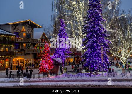 Winterszene mit bunten Lichtern im Zentrum von Leavenworth, Chelan County, Eastern Washington State, USA. Stockfoto