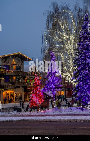 Winterszene mit bunten Lichtern im Zentrum von Leavenworth, Chelan County, Eastern Washington State, USA. Stockfoto