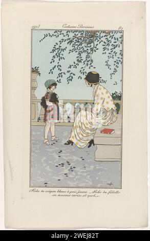 Journal of Ladies and Fashion: The Fashion Illustrators, 1913 Frau im Kleid aus weißem Krepp mit gelben Punkten, auf einer Couch sitzend. Für sie ein Mädchen in einem schottisch karierten Kleid in Rot und Grün. Sie trägt einen Hund unter ihrem Arm. Druck aus dem Modemagazin Journal des Dames et des Modes (1912-1914). Papiergravur von Modetafeln. Kleid, Kleid (+ Damenkleidung). Kleid, Kleid (+ Mädchenkleidung). Gehen Sie mit dem Hund (+ Variante). Kopfbedeckung (+ Mädchenkleidung). Buch. Balustrade Stockfoto