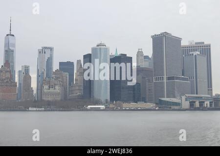 Ein Blick auf Lower Manhattan ist an Bord der Staten Island Ferry in New York, New York, am Donnerstag, den 25. Januar 2024 zu sehen. Eine Empfehlung für dichten Nebel gilt für New York City und Teile des Nordostens von New Jersey. (Foto: Gordon Donovan) Stockfoto