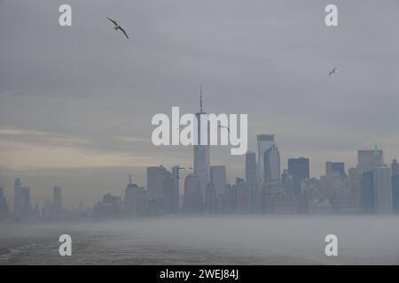 Ein Blick auf Lower Manhattan ist an Bord der Staten Island Ferry in New York, New York, am Donnerstag, den 25. Januar 2024 zu sehen. Eine Empfehlung für dichten Nebel gilt für New York City und Teile des Nordostens von New Jersey. (Foto: Gordon Donovan) Stockfoto