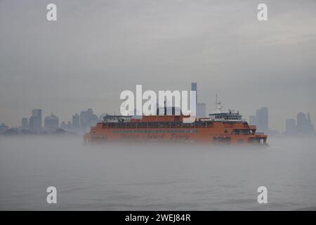 Blick auf die Staten Island Ferry in New York, New York, Donnerstag, 25. Januar 2024. Eine Empfehlung für dichten Nebel gilt für New York City und Teile des Nordostens von New Jersey. (Foto: Gordon Donovan) Stockfoto