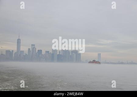 Blick auf die Staten Island Ferry in New York, New York, Donnerstag, 25. Januar 2024. Eine Empfehlung für dichten Nebel gilt für New York City und Teile des Nordostens von New Jersey. (Foto: Gordon Donovan) Stockfoto