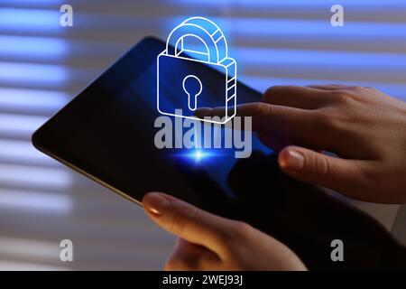 Datenschutz. Frau mit Tablette, Nahaufnahme. Abbildung: Vorhängeschloss über dem Gerät Stockfoto