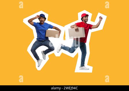 Glücklicher Kurier mit Paketen auf orangem Hintergrund Stockfoto