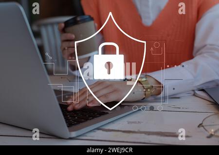 Datenschutz. Frau benutzt Laptop am Tisch, Nahaufnahme. Digitales Schema mit Abbildung des Vorhängeschlosses in der Abschirmung Stockfoto