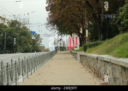 Malerische Aussicht auf eine ruhige Straße mit einem wunderschönen Bürgersteig und Bäumen Stockfoto