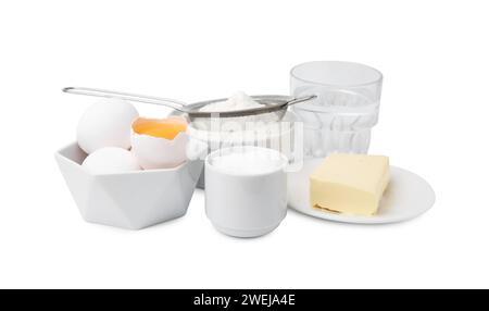 Eier, Butter, Mehl, Salz und Wasser isoliert auf weiß. Zutaten für Blätterteig Stockfoto