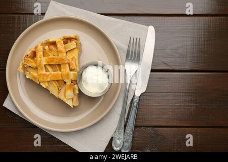 Ein Stück leckerer hausgemachter Quittenkuchen, serviert auf Holztisch, flach gelegt. Leerzeichen für Text Stockfoto