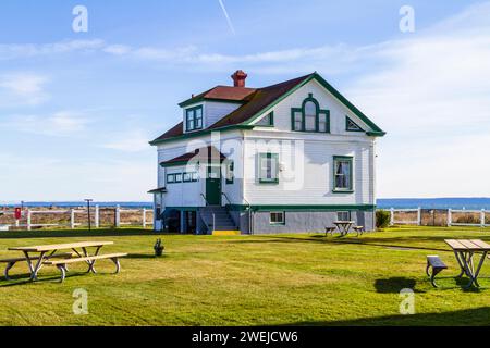 Das Keeper's House an der New Dungeness Lighthouse Station an der Dungeness Need bei Sequim, Washington, an der Straße von Juan de Fuca. Stockfoto