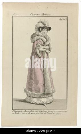 Journal of the Ladies and Moden, Pariser Kostüm, 20. Dezember 1820, (1950): Voller Samtmütze (...), 1820 Frau in einem 'Pelisse' aus Satin gekleidet, gefüttert mit Swanendons. Auf dem Kopf ein Hut aus glattem Samt, mit Federn verziert, auf einer 'Cornette' aus Tüll. Weiteres Zubehör: Lange Handschuhe, Fächer, Schuh mit Schleife. Der Druck ist Teil des Modemagazins Journal des Dames et des Modes, herausgegeben von Pierre de la Mésangère, Paris, 1797–1839. Papiergravur von Modetafeln. Rock (+ Damenkleidung). Kopfbedeckung (CORNETTE) (+ Damenkleidung). Kopfbedeckung: Hut (+ Damenbekleidung). cape (PELISSE) (+ wo Stockfoto