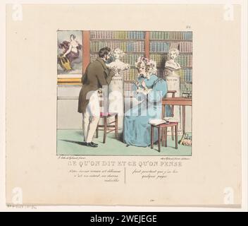 Mann im Gespräch mit einem französischen Schriftsteller, 1829 Druck vor dem Bücherregal sind Büsten der Schriftsteller Madame de Sévigné und Sophie Ristaud Cottin. Papierautor, Dichter, Autor. Bücherregale Stockfoto