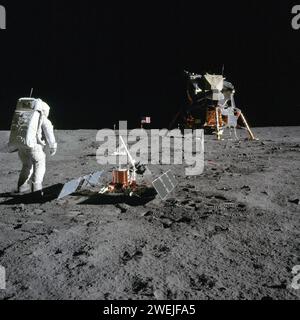 Der US-amerikanische Astronaut Edwin E. Aldrin Jr., Pilot des Mondmoduls, nach dem Einsatz des Apollo Scientific Experiments Package während der außerfahrbaren Aktivität von Apollo 11 auf der Mondoberfläche. Vordergrundstück ist ein passives seismisches Experiment-Paket mit Laser Ranging Retro-Reflektor, US-Flagge und Lunar-Modul im Hintergrund, Foto aufgenommen von Astronaut Neil A. Armstrong, NASA, 20. Juli 1969 Stockfoto
