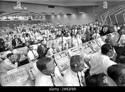 Mitglieder des Regierungs- und Industrieteams erheben sich von ihren Konsolen im Launch Control Center, um sich die Bemerkungen des US-Vizepräsidenten Spiro Agnew nach dem Start des Apollo 11, Kennedy Space Center, Merritt Island, Florida, USA, anzuhören. NASA, 16. Juli 1969 Stockfoto