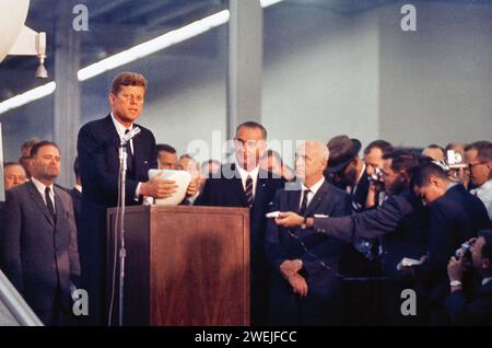 US-Präsident John F. Kennedy sprach während des Besuchs vor einer Versammlung von Medien und Mitarbeitern an Standort 3, darunter US-Vizepräsident Lyndon B. Johnson, Dr. Robert R. Gilruth und James E. Webb, NASA-Administrator, bemanntes Spacecraft Center, Houston, Texas, USA, 12. September 1962 Stockfoto