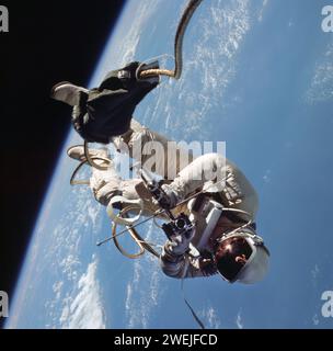 US-amerikanischer Astronaut Edward H. White II, Pilot der viertägigen Erdumlaufmission Gemini IV, schwimmt in der Schwerelosigkeit des Weltraums außerhalb des Raumschiffs Gemini IV, NASA, 3. Juni 1965 Stockfoto