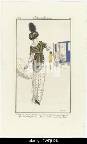 Journal of Ladies and Fashion: The Fashion Illustrators, 1912 Frau, die zu einem Auto geht, in einer Jacke aus schwarz-braun-rotem 'Velor Pékiné' auf einem 'Vierbeiner' bemalten 'Frissonette'. Samtmütze mit Aigrette. Sonnenschirm mit Punkten. Die Tür des Wagens wird von einem schwarzen Diener in Livrei offen gehalten. Druck aus dem Modemagazin Journal des Dames et des Modes (1912-1914). Papiergravur von Modetafeln. Mantel (+ Damenkleidung). Kopfbedeckung: Hut (+ Damenbekleidung). Kleid, Kleid (FOURREAU) (+ Damenkleidung). Zierteile von Kleidung (+ Pelz für Kleidung). Sonnenschirm, Sonnenschirm (+ Damenkleidung). M Stockfoto
