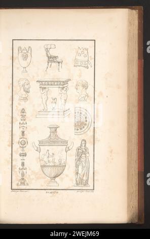 Verschiedene Ornamente, Pierre-Nicolas Beauvallet, 1820 Ornamentdruck mit verschiedenen Objekten, eine große Vase unten. Teil (8. CAH. F.LE 3) des Prentalbums mit zwei Serien von insgesamt 138 Ornamentdrucken von Beauvallet und Normand, Fragmens d’Ortuens Dans Le Style Antique. Papier-Ätzschmuck  Kunst. Vase  Ornament Stockfoto