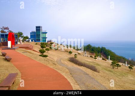 Samcheok City, Südkorea - 28. Dezember 2023: Sanfter Hügel im Lady Suro Memorial Park, gekrönt von einem Observatorium, von dem aus Sie einen Panoramablick auf die genießen können Stockfoto