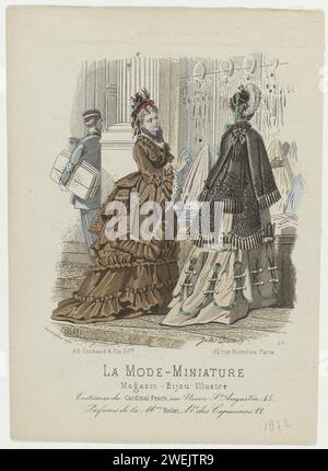 La-Modus-Miniaturansichten, 1872, nein 25: Kostüme Kardinal FIC, 1872 zwei Frauen stehen vor dem Fenster eines Stoffgeschäfts, gekleidet in Kleider mit Kardinalfresch. Die richtige Frau trägt einen Mantel. Unter der Performance einige Zeilen von Werbetexten für verschiedene Produkte. Druck aus dem Modemagazin La Mode Miniature (1872-1873). Der Druck ist eine reduzierte Kopie auf Nr. 1066C aus Le Monitor des Dames et des Demoiselles und/oder Le Journal des Dames et des Demoiselles, 1872. Papiergravur von Modetafeln. Kopfbedeckung: Hut (+ Damenbekleidung). Kleid, Kleid (BESUCHSKLEID) (+ Damen Stockfoto