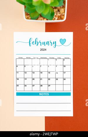 Februar 2024 Kalenderseite mit Pflanztopf auf wunderschönem Hintergrund. Stockfoto