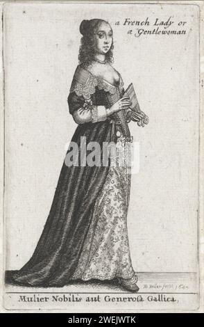 Frau berühmte oder großzügige Französin / Eine Französin oder Gentlewoman, Wenceslaus Hollar, 1644 Frau von Prestige aus Frankreich, rechts stehend, mit lockeren Haaren, die auf dem Hinterkopf in einem Brötchen gedreht wurden. Klangon mit tiefem Dekolleté und breitem Kragen, besetzt mit Spitze, über den Schultern. Der dunkle Überzug fällt von vorne auf, so dass die Brokats unter dem Verband zu sehen sind. Ein Spiegel, Klappbereich hängt in den Händen am Gurt. Schuh mit Rosette. Nr. 1 aus Serie von 12 Kostümdrucken aus verschiedenen Ländern. Papier ätzende Frisuren - AA -  Frauen. perle; Perlenkette Stockfoto