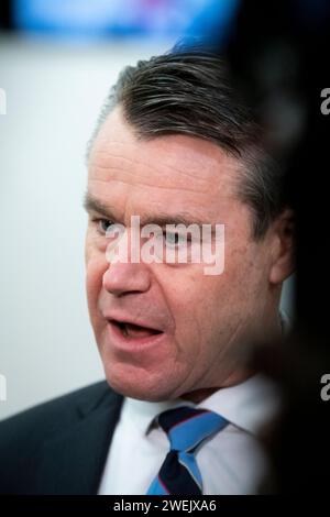 Washington, Vereinigte Staaten. Januar 2024. Der US-Senator Todd Young (Republikaner von Indiana) spricht mit Reportern über die Frage der Grenze zwischen den USA und Mexiko und den Krieg in der Ukraine im Dirksen Senate Office Building in Washington, DC, Donnerstag, 25. Januar 2024. Quelle: Rod Lamkey/CNP/dpa/Alamy Live News Stockfoto