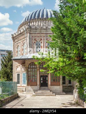 Sehzade Mehmet Turbesi, ein sechsseitiges Strukturmausoleum mit großer Kuppel, befindet sich im Stadtteil Fatih in Istanbul, Türkei, neben der Sehzade-Moschee Stockfoto