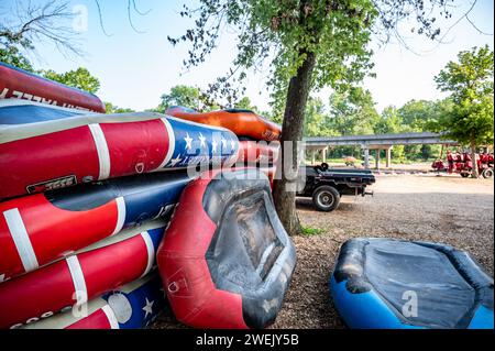 Eine Reihe aufblasbarer Flöße zu Beginn einer Floßfahrt auf einem Fluss. Stockfoto