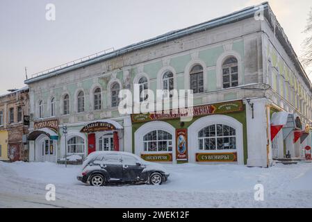 RYBINSK, RUSSLAND - 01. JANUAR 2024: Alte Häuser im historischen Teil der Stadt Rybinsk, Region Jaroslawl, Russland Stockfoto