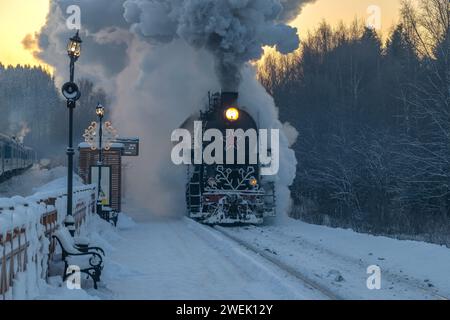 RUSKEALA, RUSSLAND - 20. JANUAR 2024: Eine alte Dampflokomotive kommt am Bahnhof an. Karelien, Russland Stockfoto