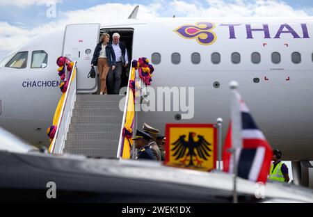 Ubon Ratchathani, Thailand. Januar 2024. Bundespräsident Frank-Walter Steinmeier und seine Frau Elke Büdenbender steigen am internationalen Flughafen Ubon Ratchathani aus einem Charterflugzeug der Thai Airways aus. Bundespräsident Steinmeier und seine Frau besuchen Vietnam und Thailand auf einer viertägigen Reise nach Südostasien. Quelle: Bernd von Jutrczenka/dpa/Alamy Live News Stockfoto