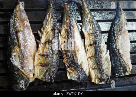 Backen und Braten von Fisch auf dem Grill. Stockfoto